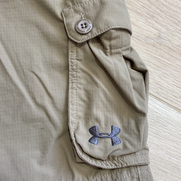 Under Armor loose fit cargo khaki short boys size xl w/ adjustable waiste - Picture 3 of 6